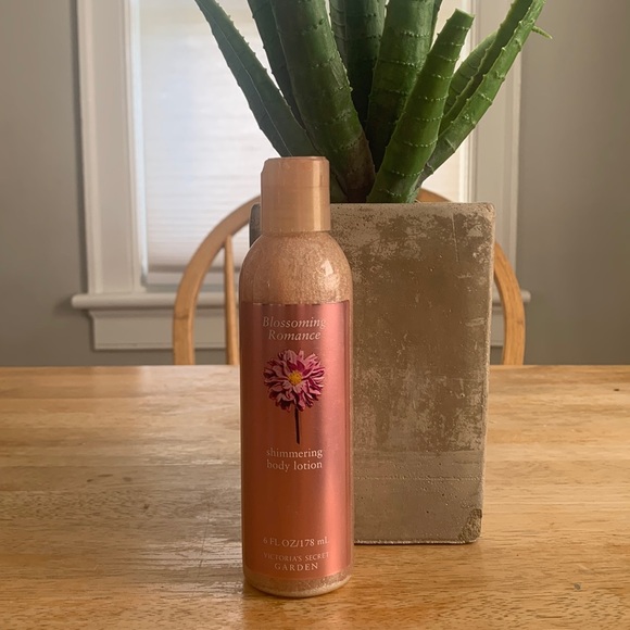 Shimmering Body Lotion - Picture 1 of 3